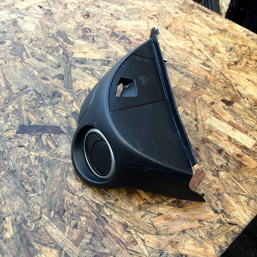 MAZDA 2 DE 2013 3DR PASSENGER SIDE DASH AIR VENT PLASTIC TRIM D65164281