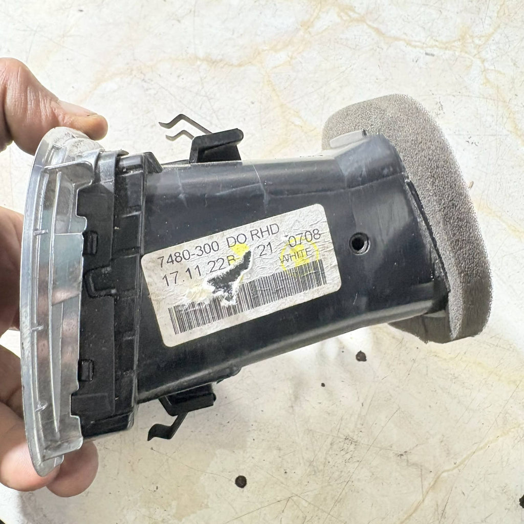 Volvo V40 2016-2019 Facelift Rear Right Air Vent 7480-300