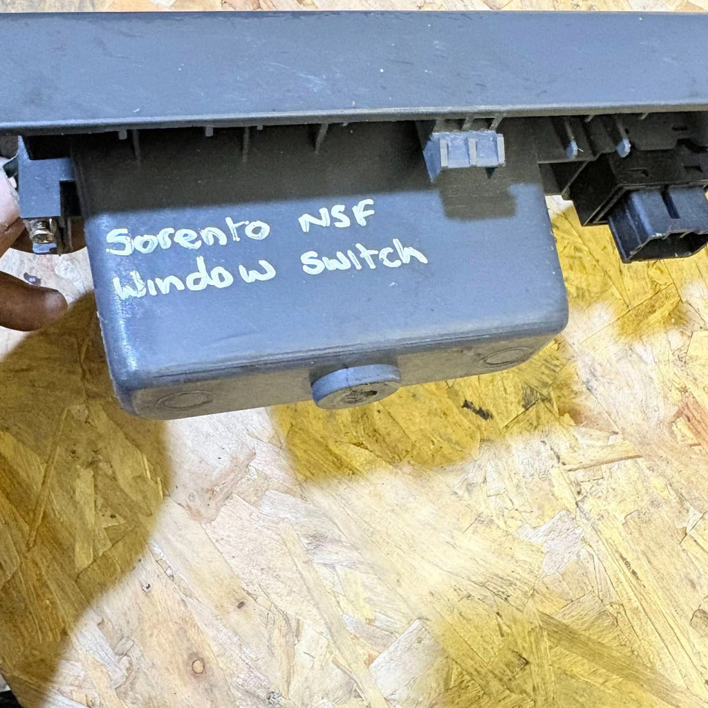 KIA SORENTO DOOR ELECTRIC WINDOW SWITCH LEFT FRONT N/S/F