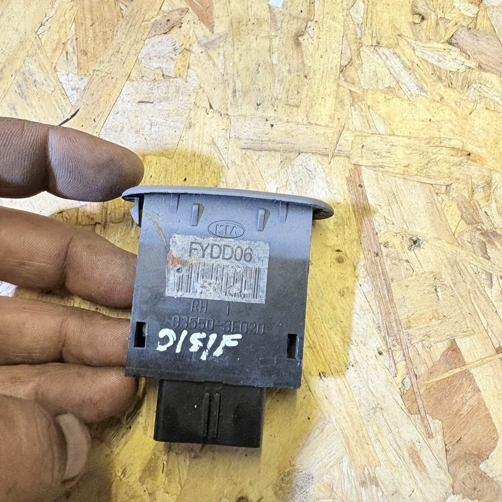 KIA SORENTO 2005 Driver Front Right FUEL FLAP SWITCH 93550-3E020