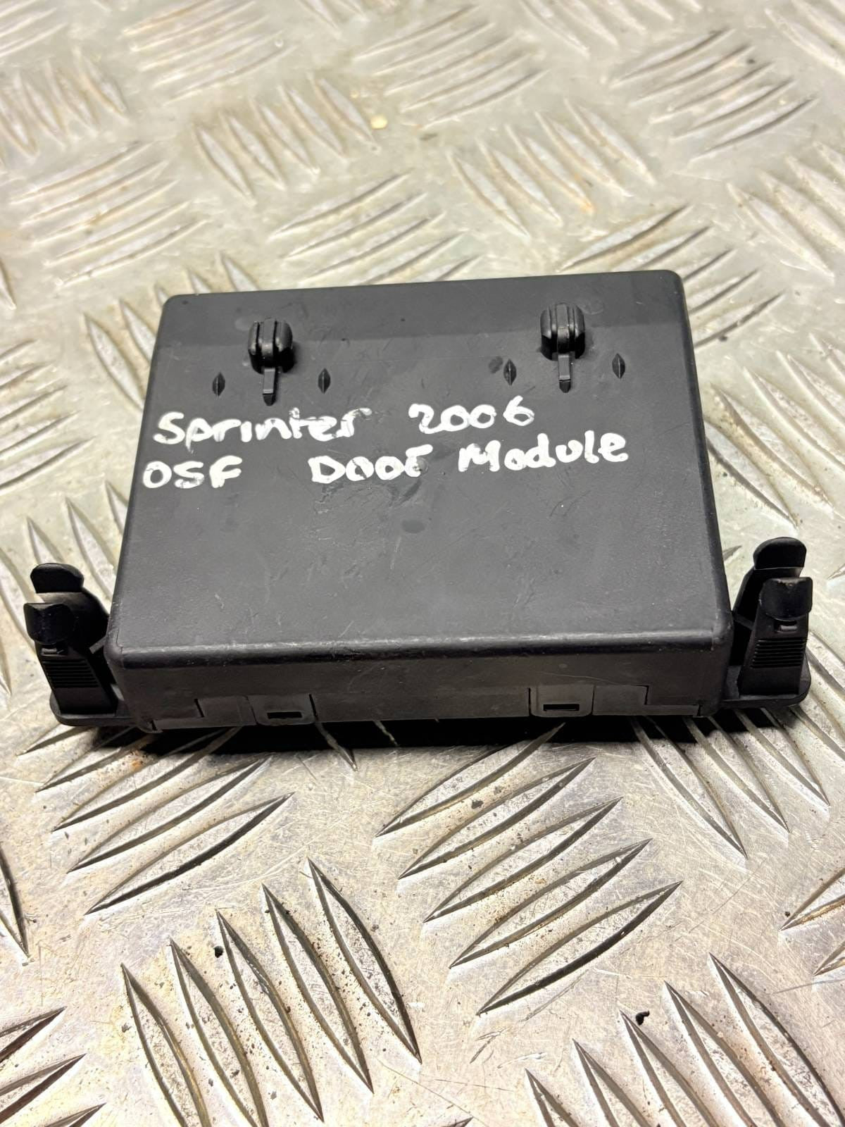 MERCEDES-BENZ SPRINTER DOOR CONTROL UNIT FRONT RIGHT SIDE 9068204126 96-06