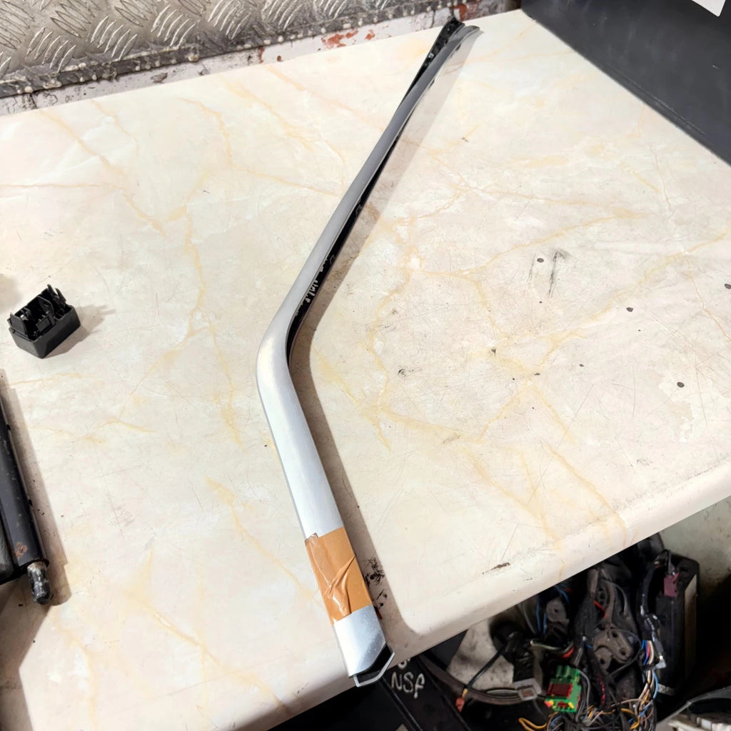 Volvo XC40 2.0 T4 2019 Passenger Front Left Door Window Trim Strip