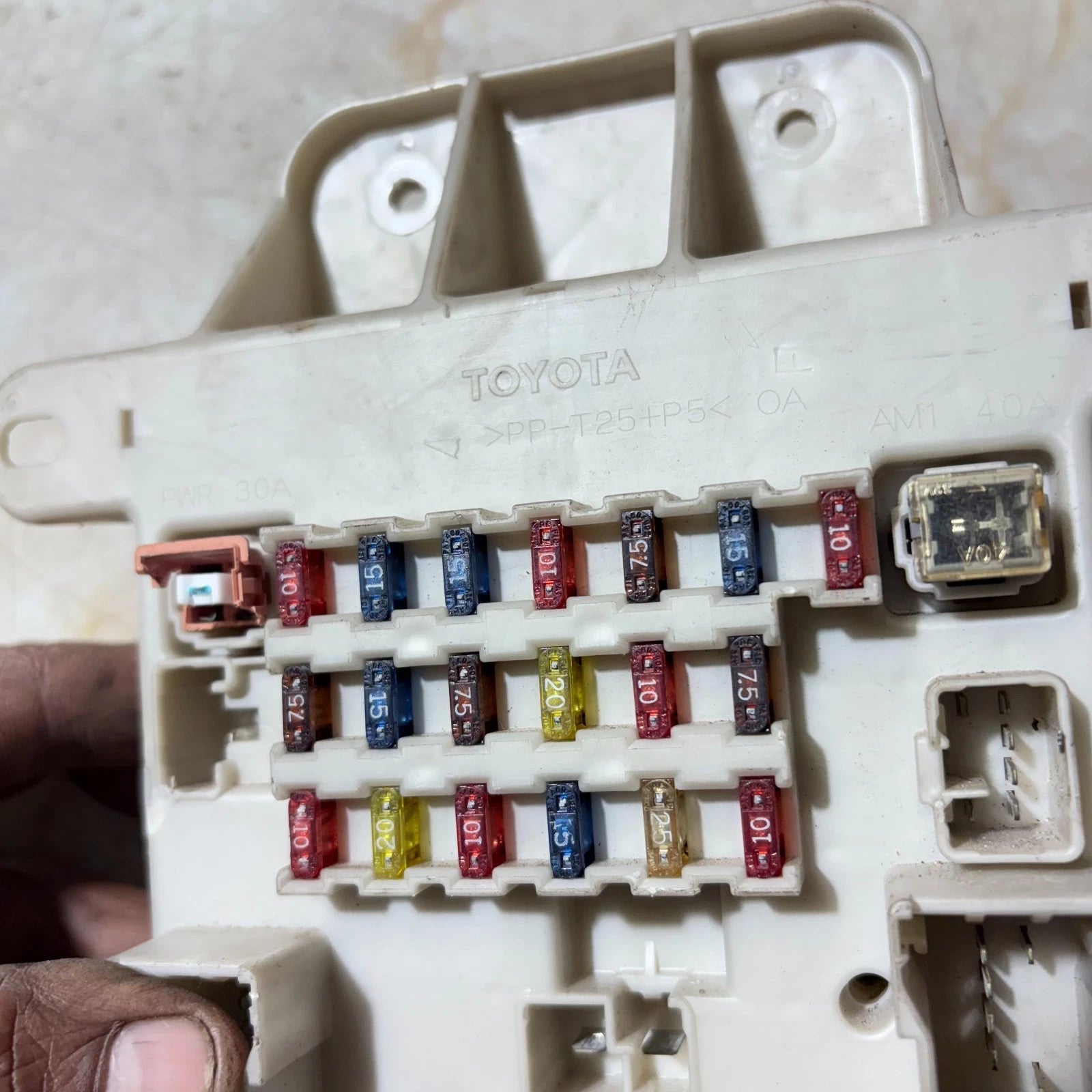 Toyota RAV4 Mk2 2001-2004 RHD Under Bonnet Fuse Box Relay Box Assembly