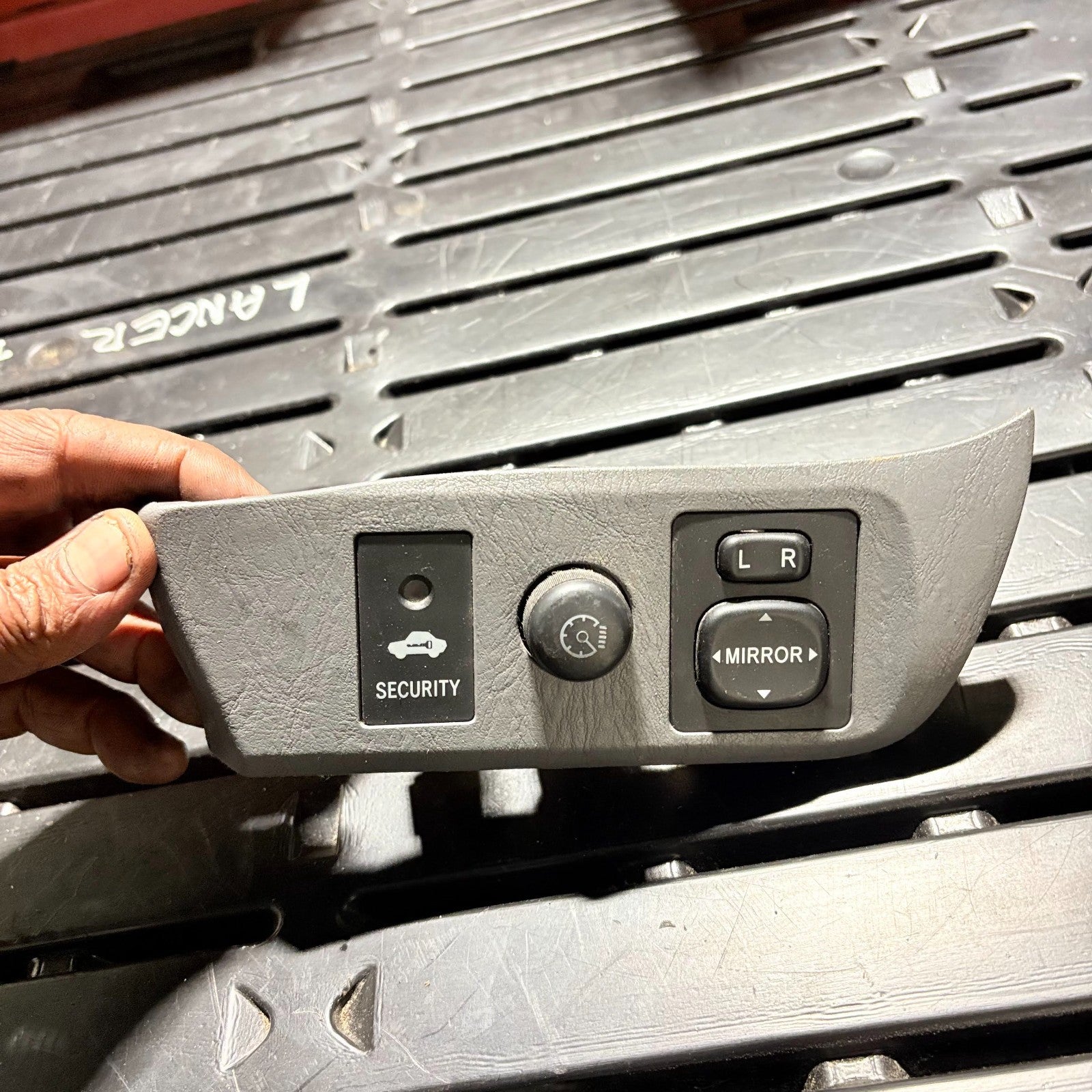 Toyota Corolla E12 2002-2006 Wing Mirror Electric Control Switch Button 183574