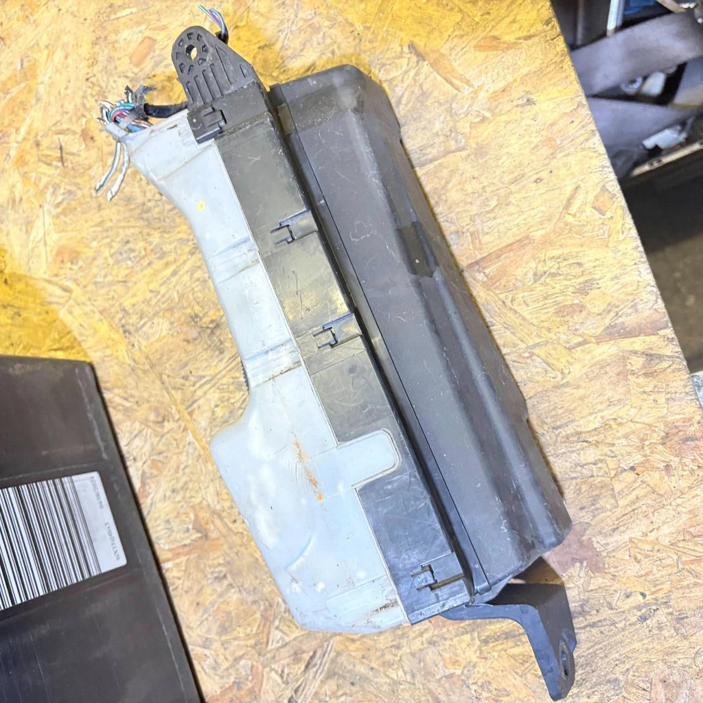 Toyota Avensis T250 2004 Engine Bay Fuse Box Relay Junction Box Fuseboard