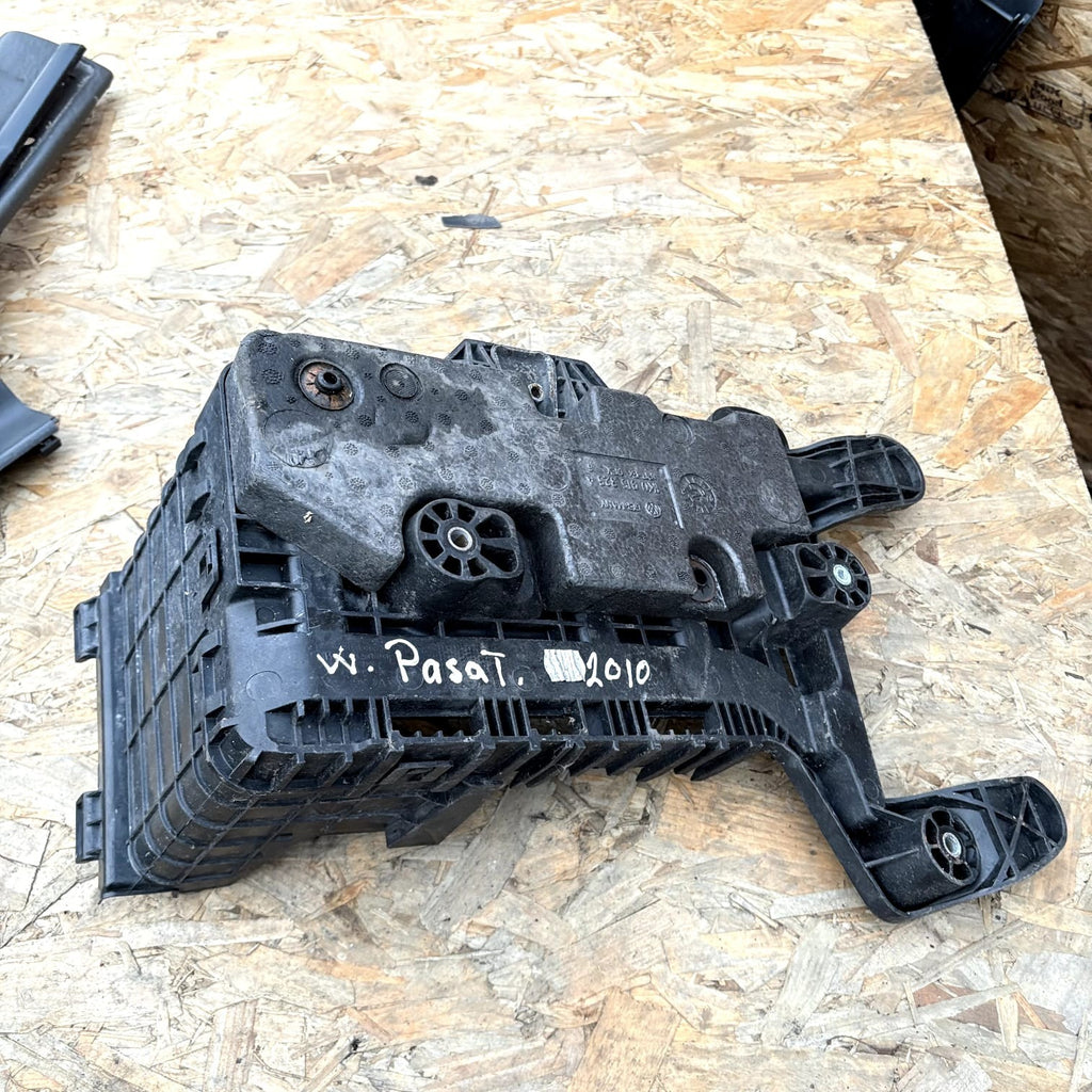 AUDI VW SKODA SEAT 1.6 BATTERY TRAY HOLDER 1K0915325A *FAST DELIVERY* 2010