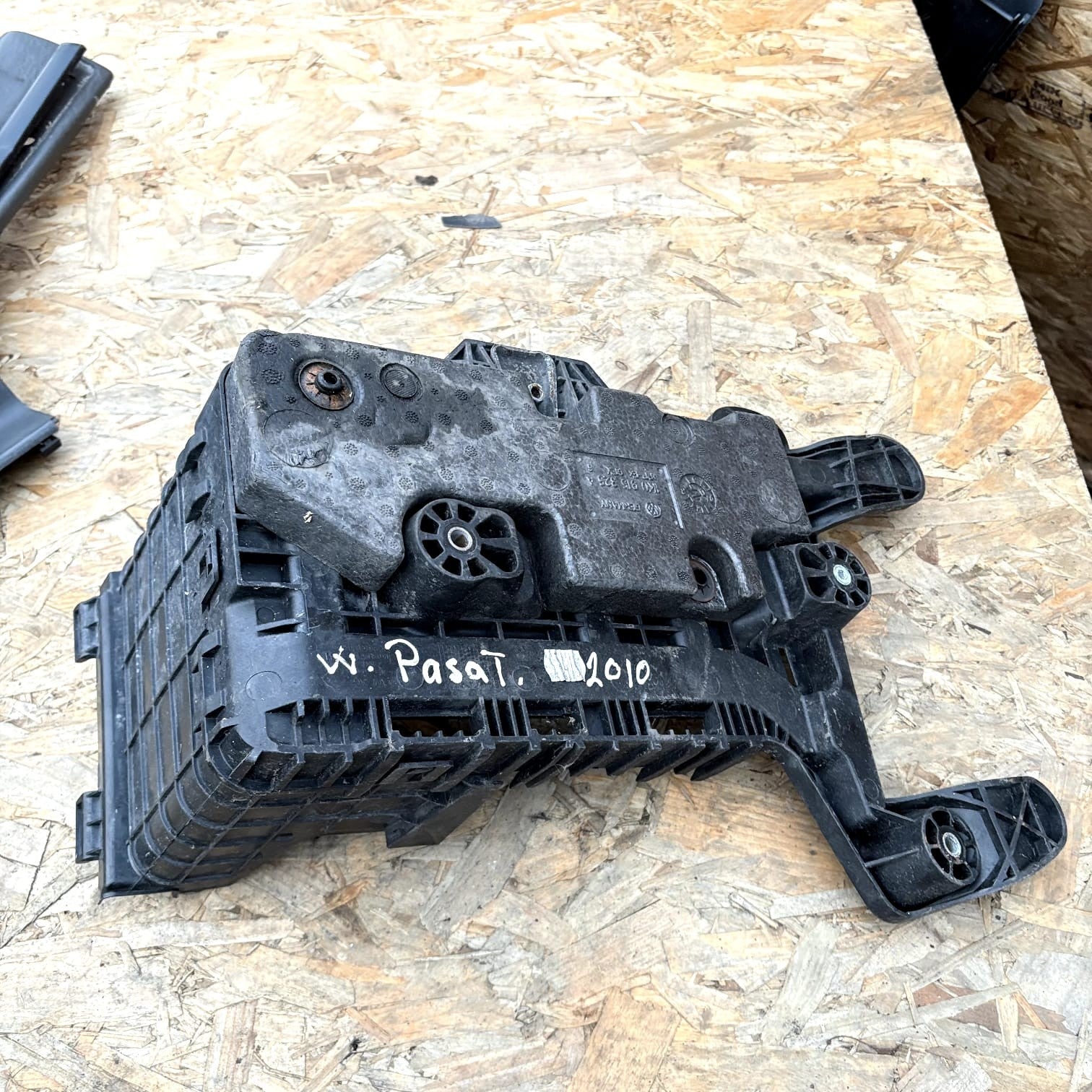 AUDI VW SKODA SEAT 1.6 BATTERY TRAY HOLDER 1K0915325A *FAST DELIVERY* 2010