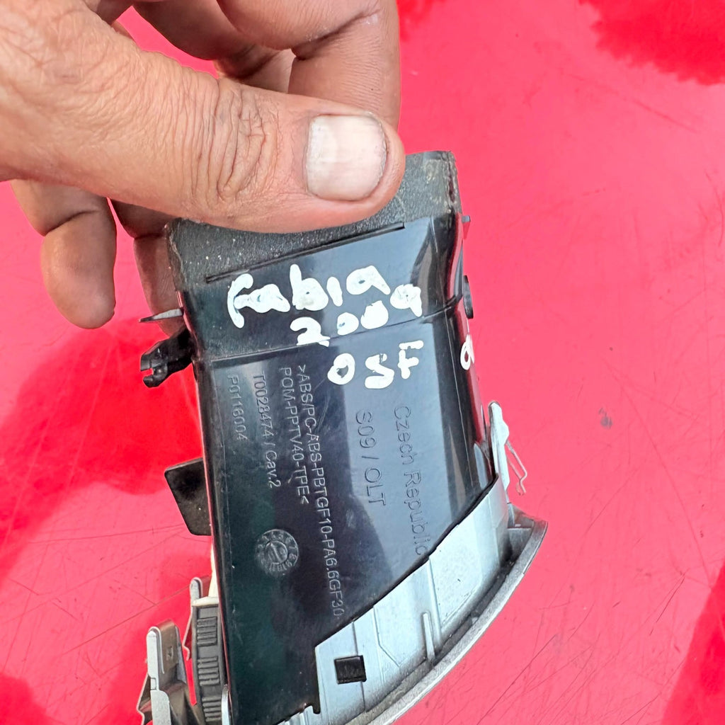 SKODA FABIA MK2 5J 2009-2011 RIGHT DRIVER DASH AIR VENT 5J0819702
