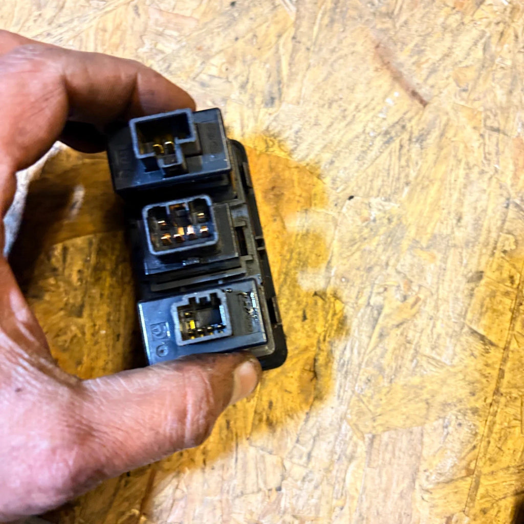 HYUNDAI I20 HEADLIGHT LEVEL ADJUSTER SWITCH 2011