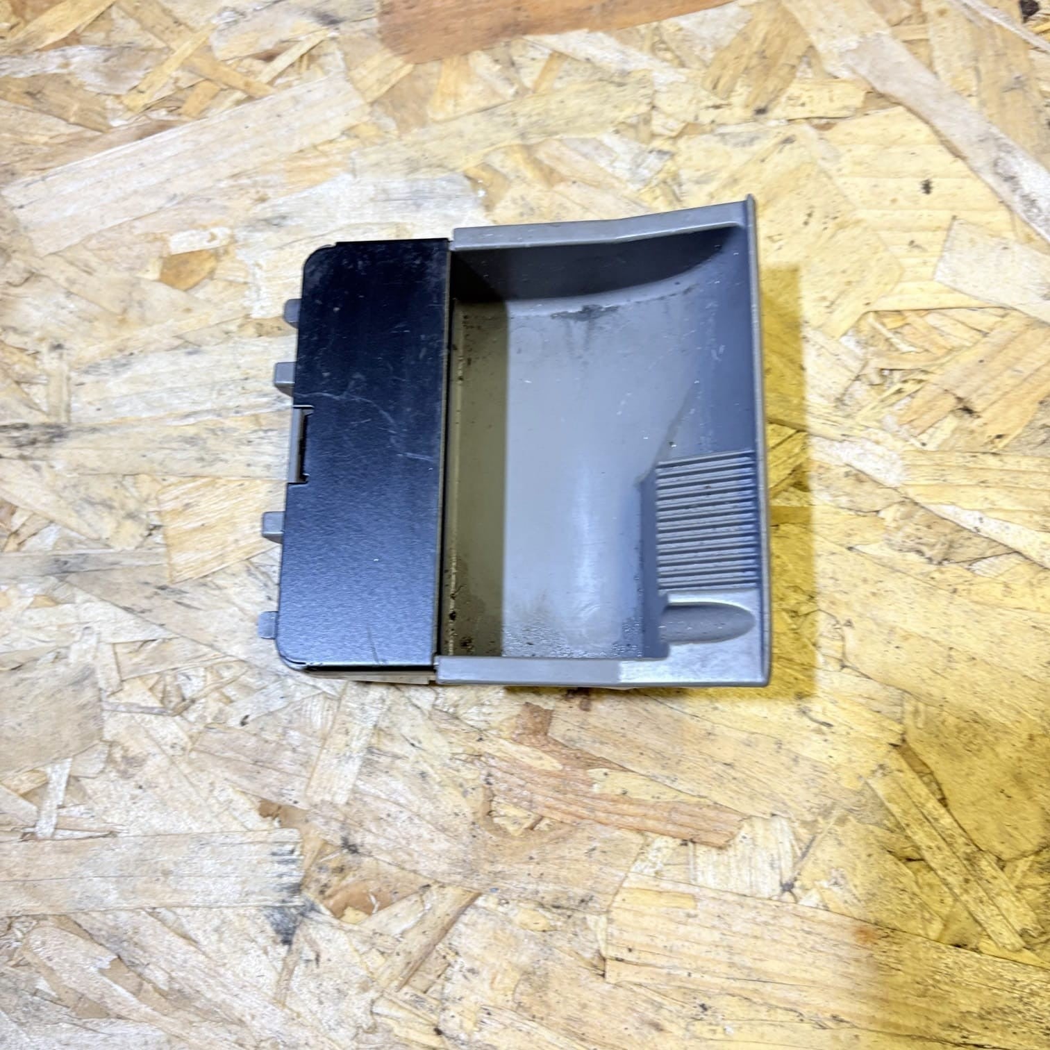 TOYOTA TT FRONT ASH TRAY 1577