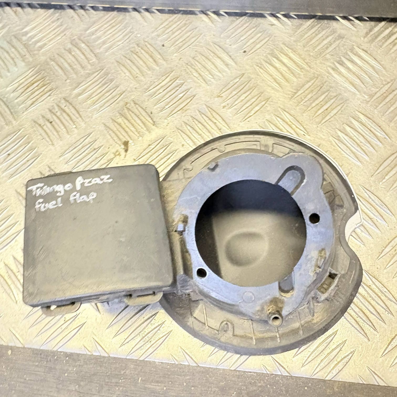 RENAULT TWINGO 1.2 PETROL FUEL FLAP 8200637765