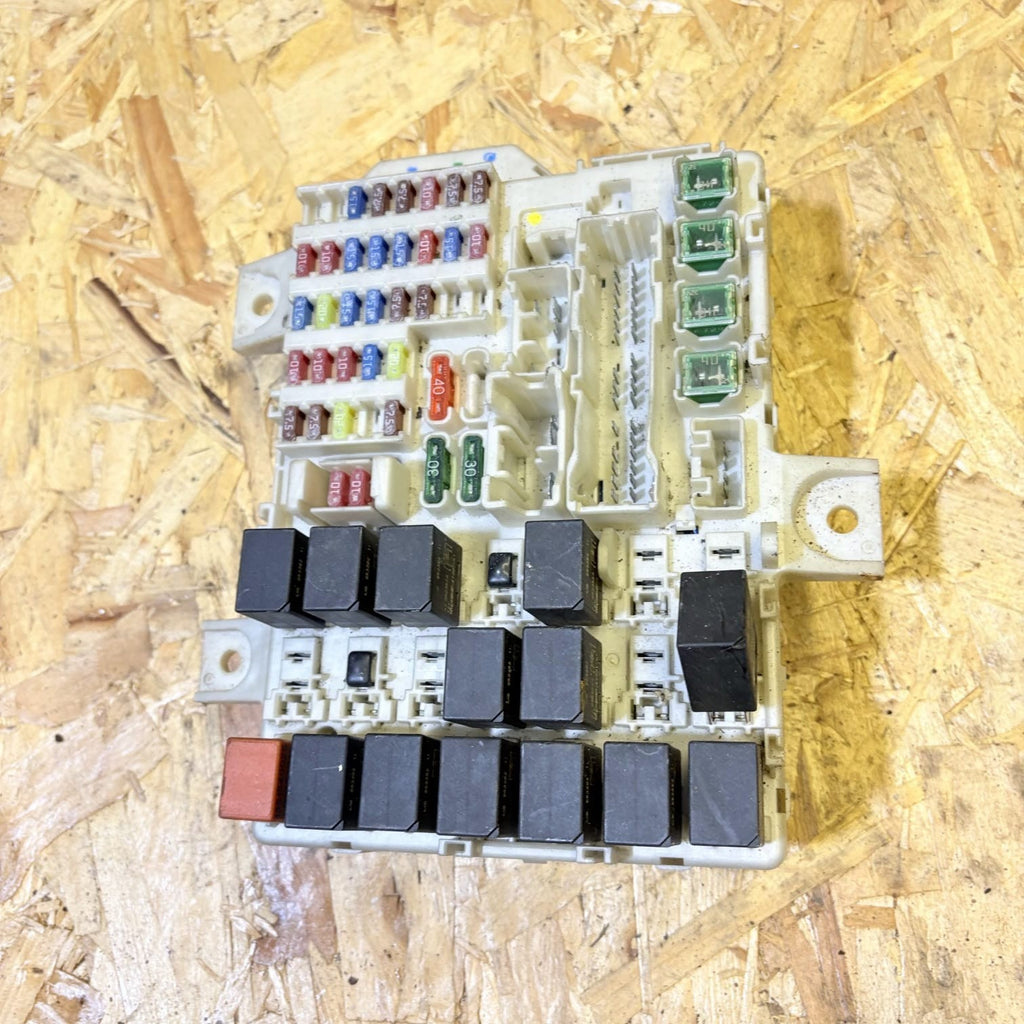 Mitsubishi Colt Smart For Four 2005 under-dash Fuse Box 1571HOA