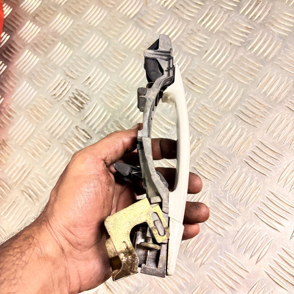 SKODA SUPERB 2002 EXTERIOR DOOR HANDLE FRONT LEFT PASSENGER SIDE