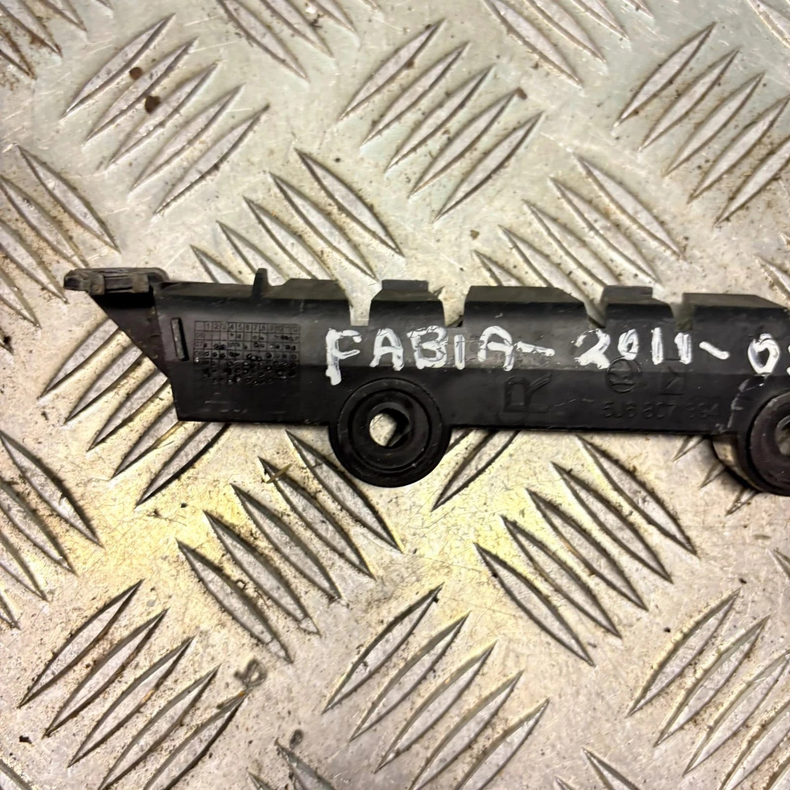 SKODA FABIA 5J MK2 2011 HATCH 5DR REAR CENTRE DRIVER BUMPER BRACKET 5J6807394