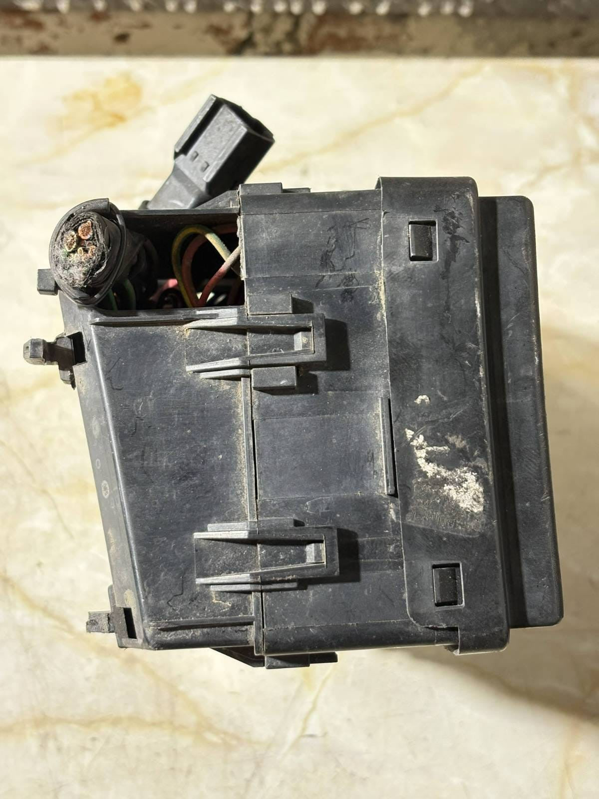 VOLVO C30 MK1 06-12 FUSE BOX 8688040