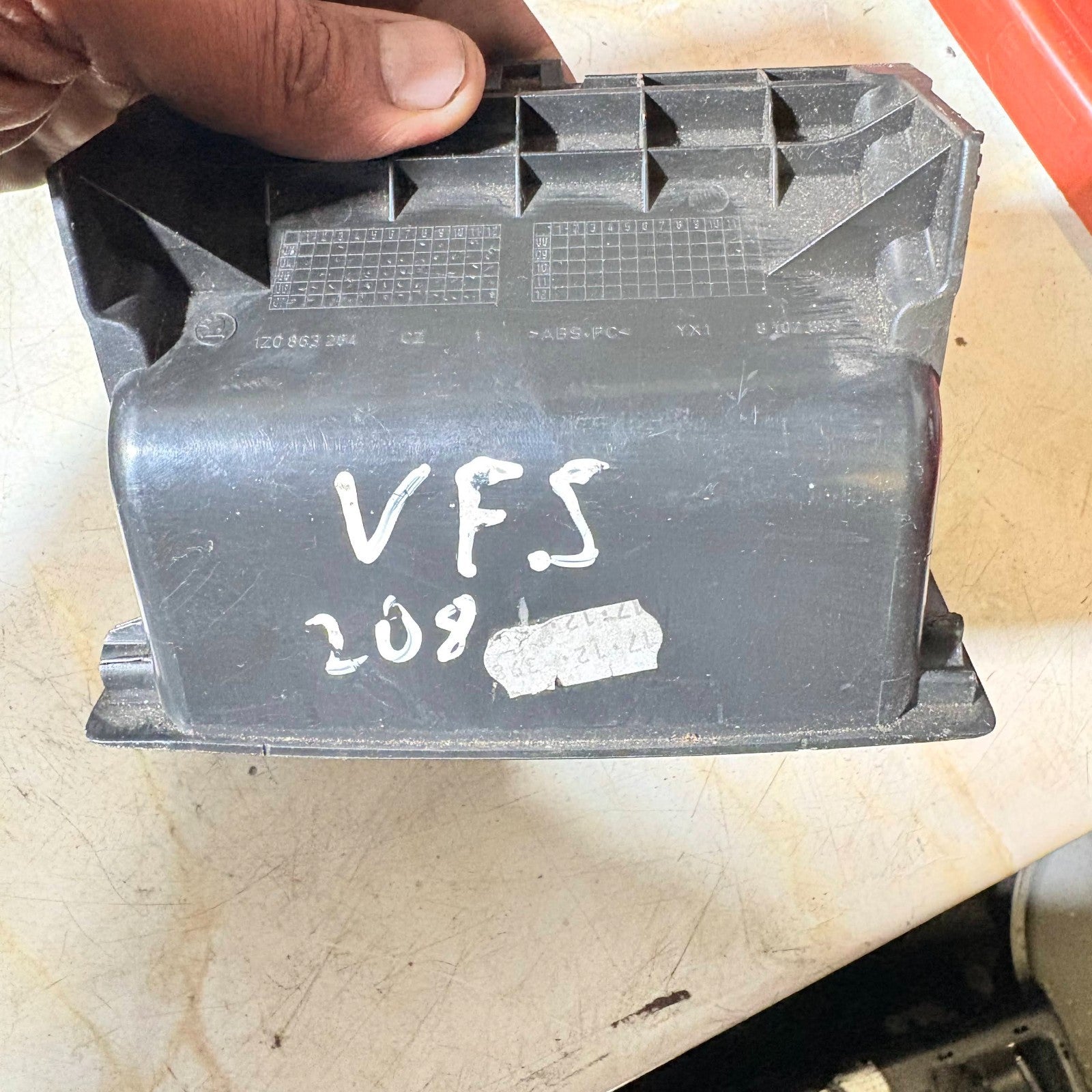 2006-2012 SKODA OCTAVIA CENTRE CONSOLE STORAGE COMPARTMENT 1Z0863284