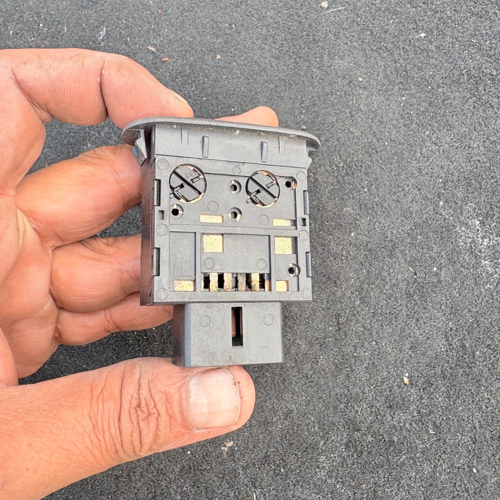 KIA SORENTO DRIVER FRONT FUEL FLAP SWITCH 93550-3E020