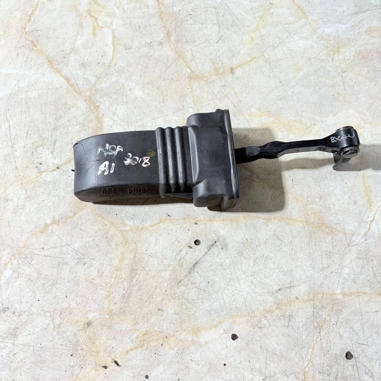 10-18 AUDI A1 LEFT FRONT DOOR CHECK STRAP 8X08372675 DOOR