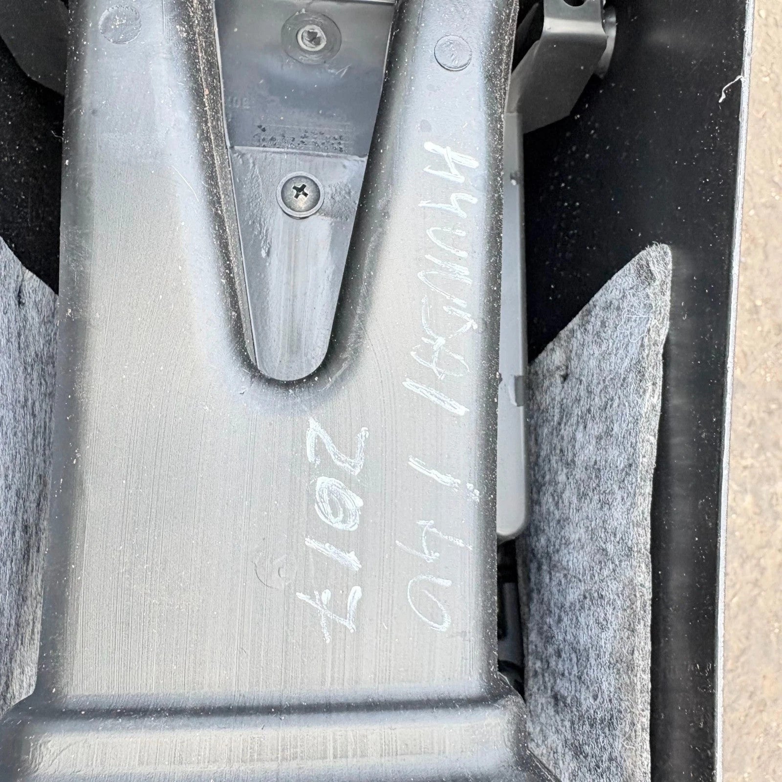 2017 HYUNDAI I40 MK1 CENTRE CONSOLE ARMREST TRIM 846013Z930