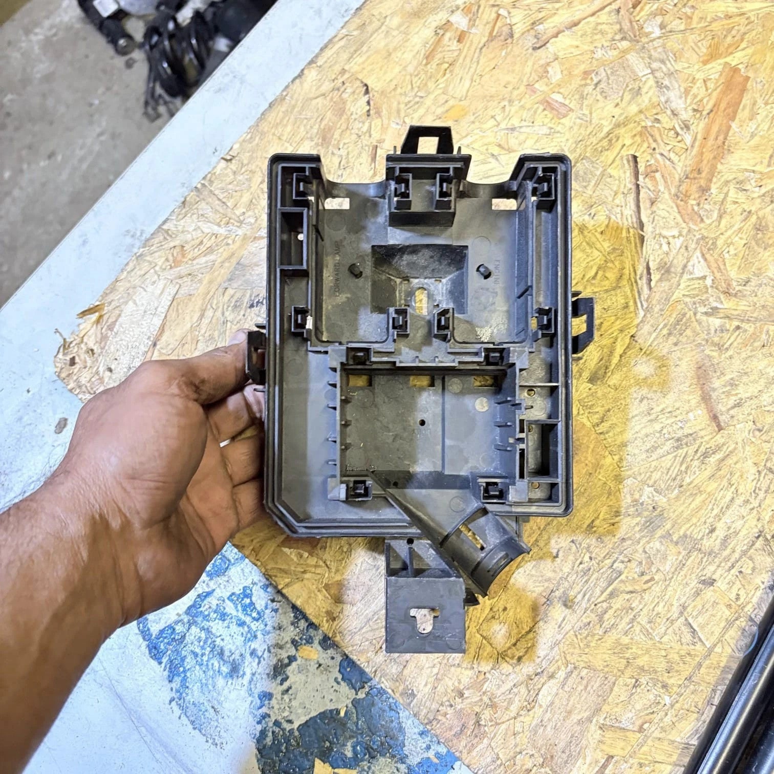 VAUXHALL MOKKA MK1 2012-2019 ENGINE BAY FUSE BOX MOUNTING BRACKET 95962913