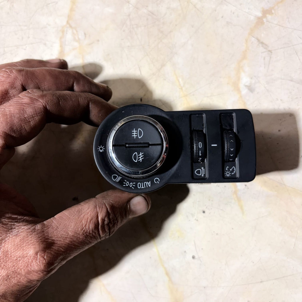 VAUXHALL INSIGNIA 2010 1.8L PETROL Headlight Switch Control On Off 13268694