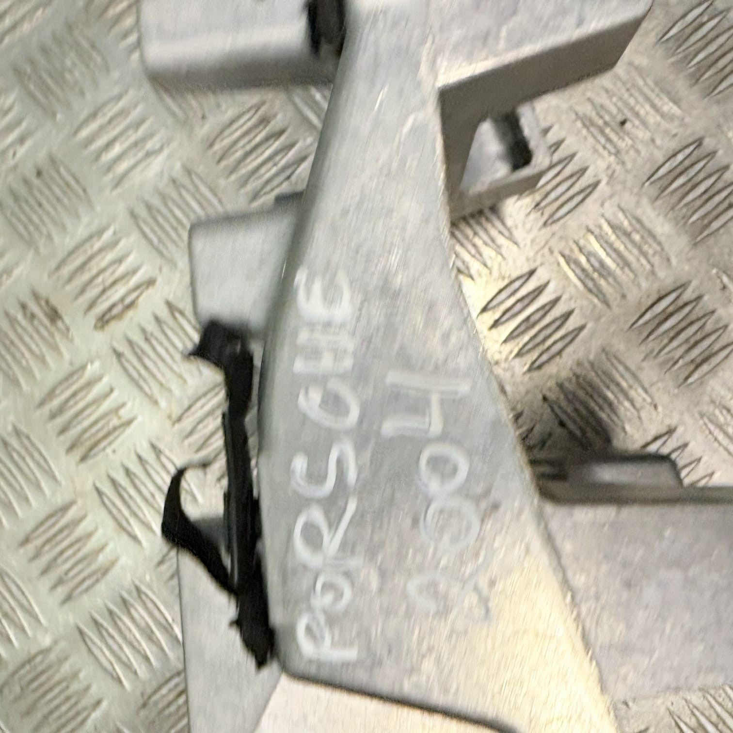 2004 AUDI Q7 FRONT ARMREST CENTER CONSOLE SUPPORT MOUNT BRACKET