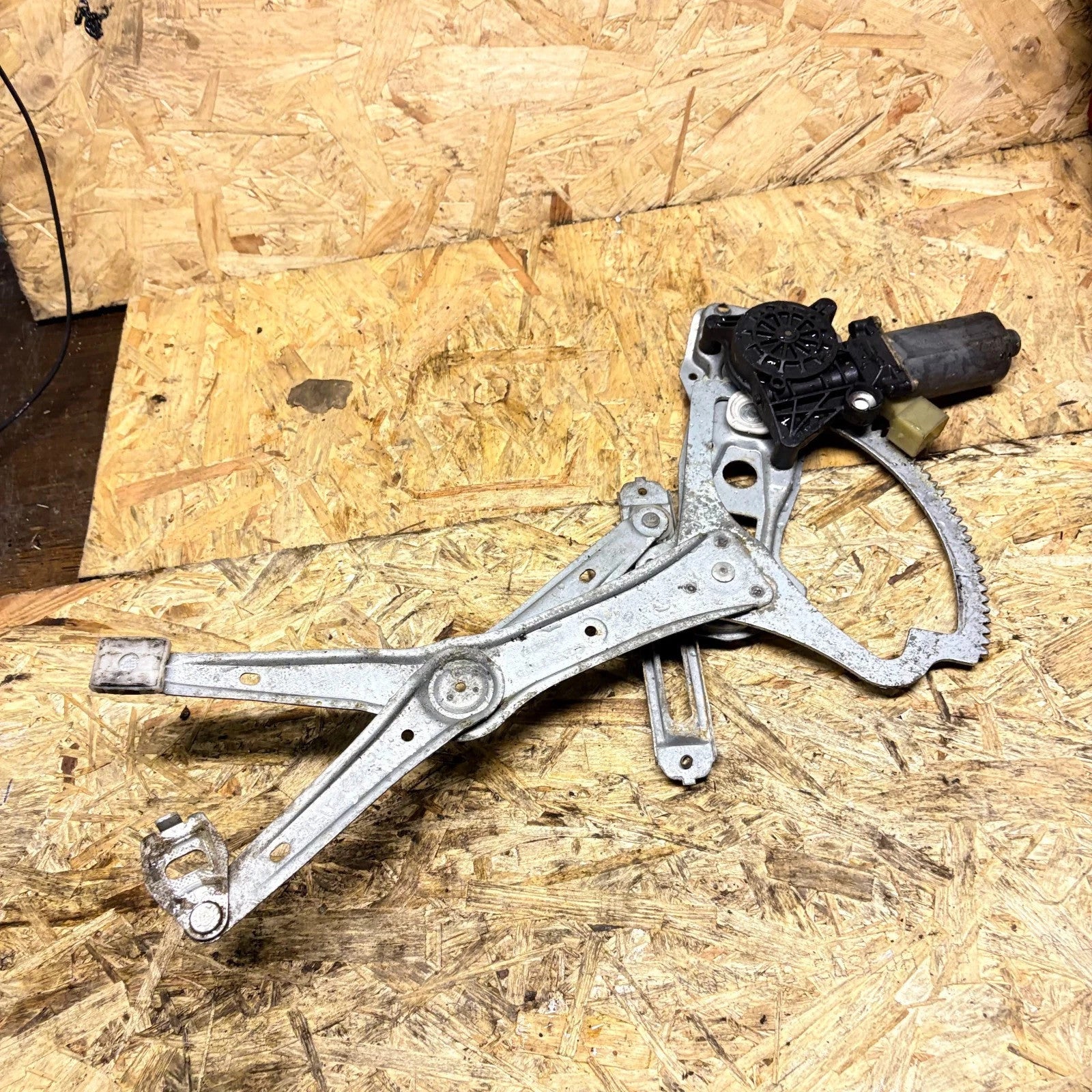 2000 MERCEDES E CLASS FRONT PASSENGER SIDE WINDOW REGULATOR 0130821703