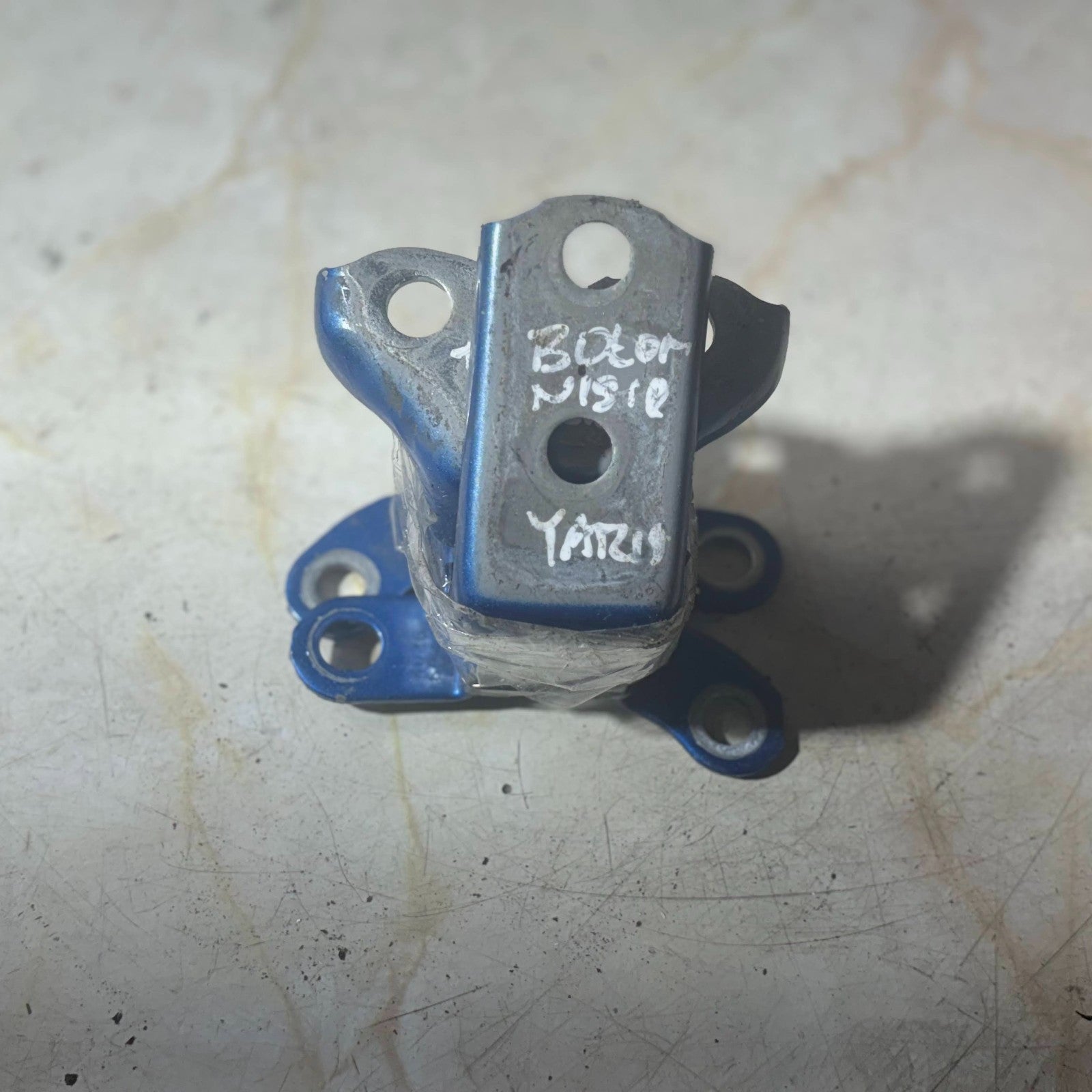 TOYOTA YARIS 2011-2019 PASSENGER REAR LEFT PAIR OF DOOR HINGES