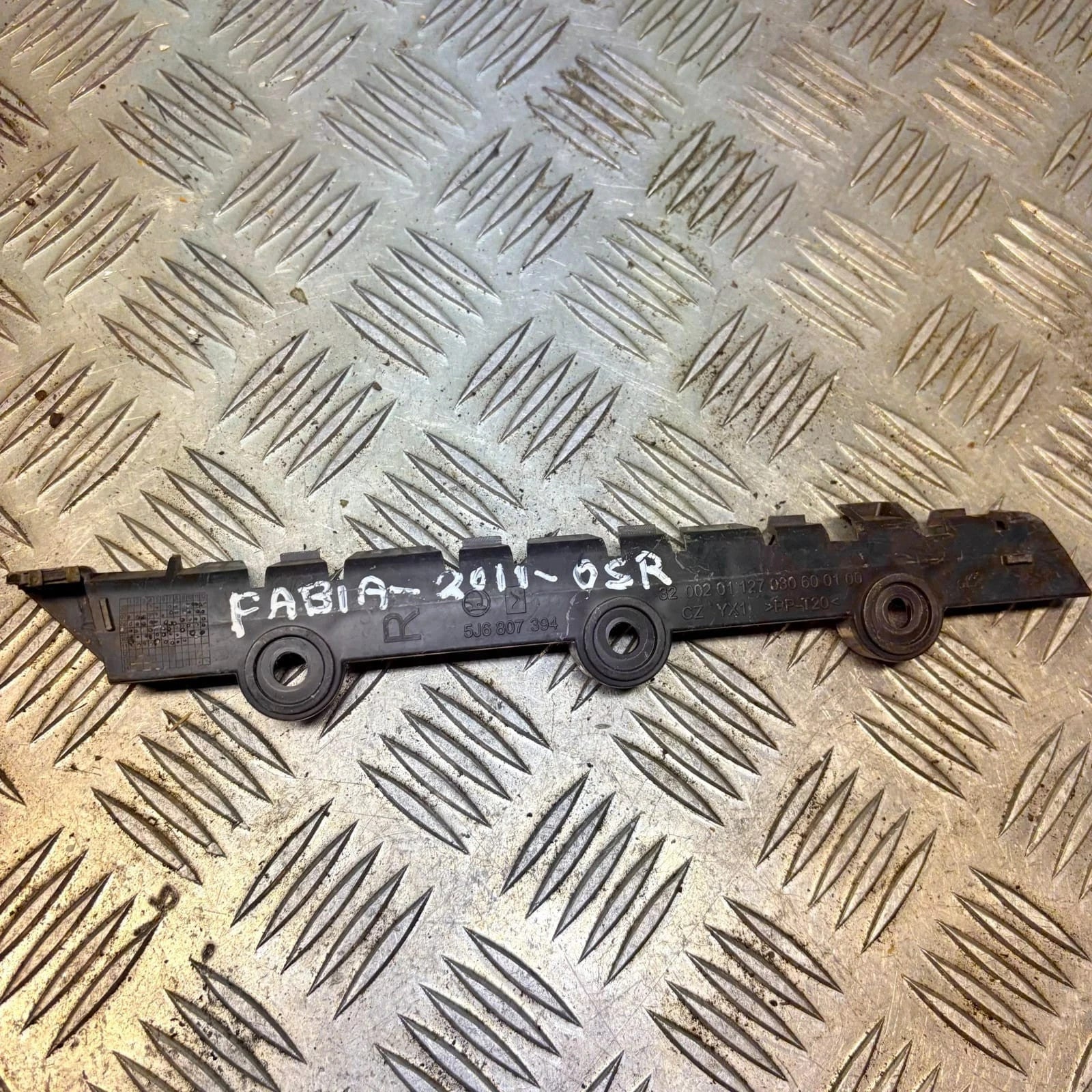 SKODA FABIA 5J MK2 2011 HATCH 5DR REAR CENTRE DRIVER BUMPER BRACKET 5J6807394