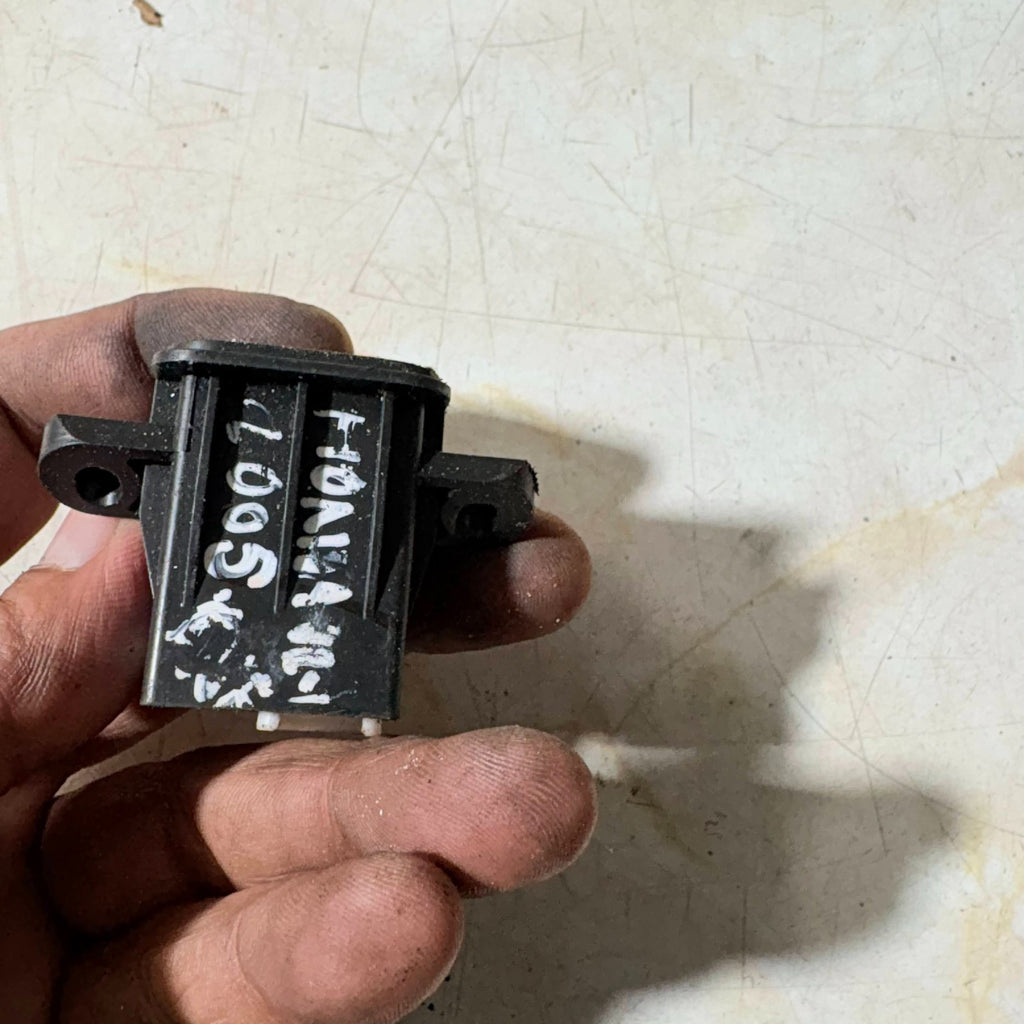 HONDA CR-V 2002-2006 MK2 BOOT LID OPEN SWITCH BUTTON