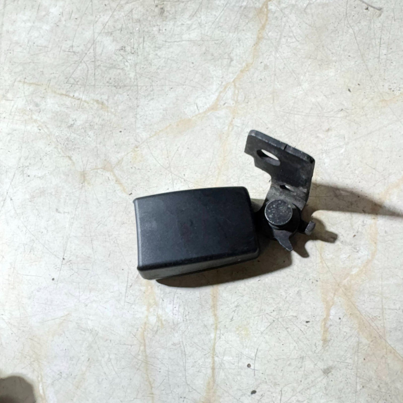 OPEL CORSA 2013 Rear Left Seat Buckle 6053581616