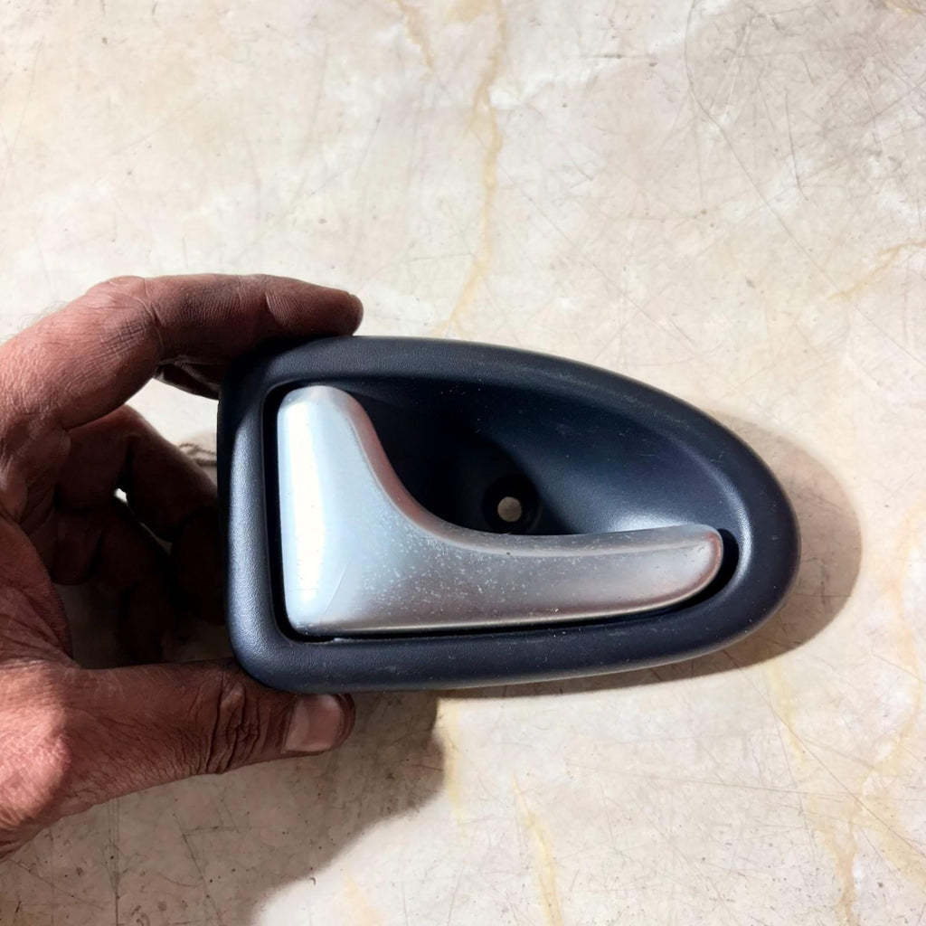 RENAULT CLIO MK2 FRONT LEFT INTERIOR DOOR HANDLE N/S PASSENGER SIDE 8200028994
