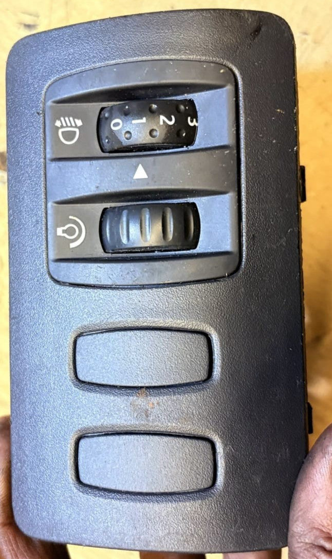 Renault Clio Mk3 2005-12 Headlight Level Dimmer Switch 8200407756 8200407757