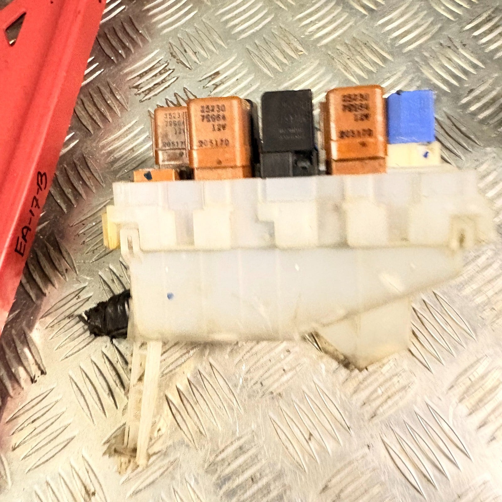 NISSAN X-TRAIL MK1 UNDER BONNET FUSE BOX BOARD 2001-07