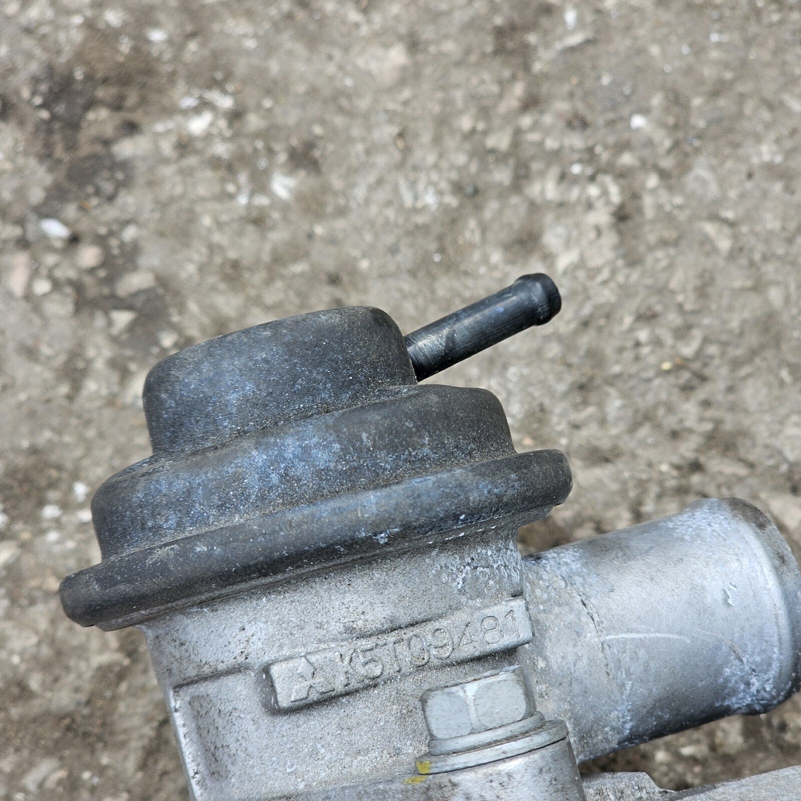 Nissan R35 GT-R blow off valve and pipe K5T09481