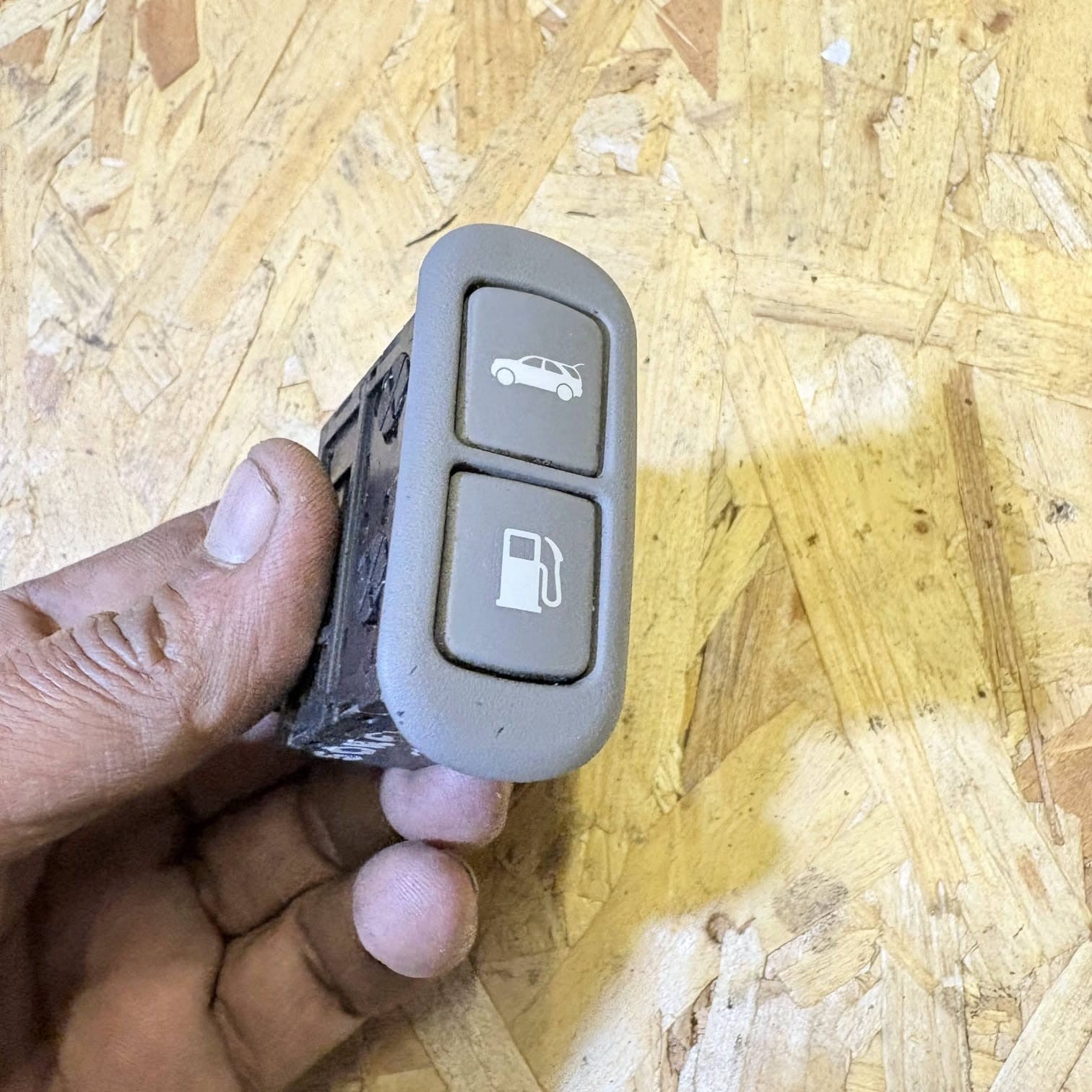 KIA SORENTO 2005 Driver Front Right FUEL FLAP SWITCH 93550-3E020