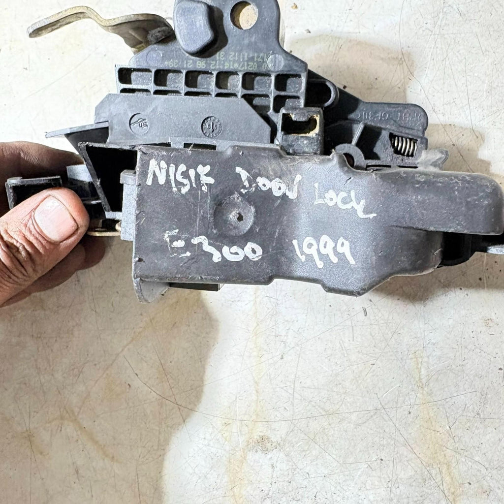 1995-2001 MERCEDES E300 NEARSIDE PASSENGER FRONT CENTRAL LOCKING UNIT