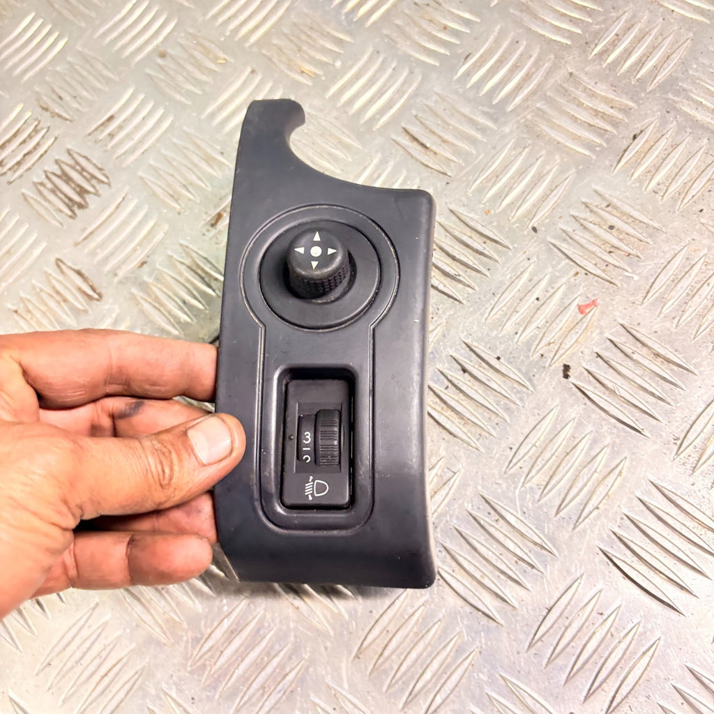 2005 CITROEN BERLINGO WING MIRROR AND HEADLIGHT ADJUSTER SWITCH