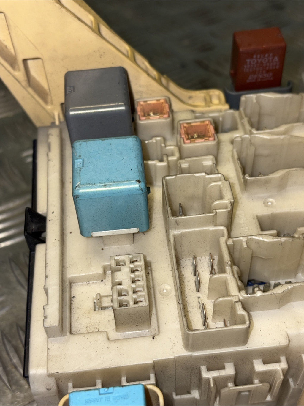 Toyota Yaris Mk2 XP90 Interior Fuse Box 82730-52700 2006-2011