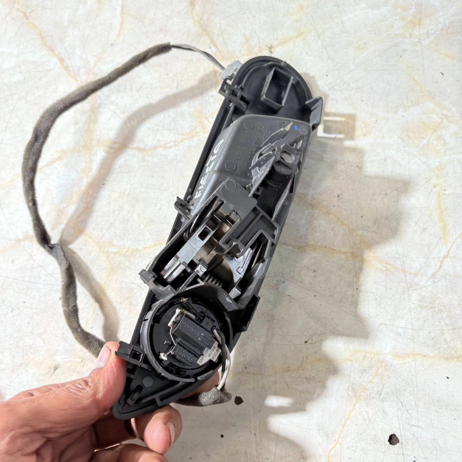 08-17 FORD FIESTA MK7 INSIDE PASSENGERS LEFT SIDE FRONT DOOR HANDLE WITH SPEAKER