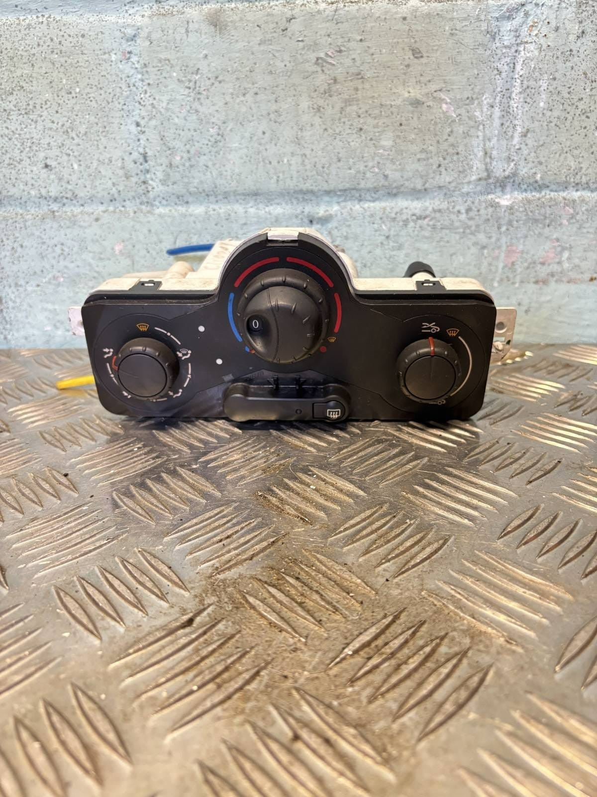 Renault Clio Mk3 Heater Control Panel 69597003-JYF3 #22 2011