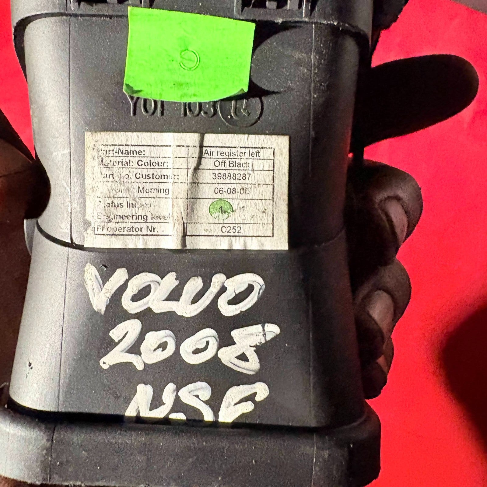 VOLVO FRONT LEFT AIR VENT (PASSENGER SIDE)