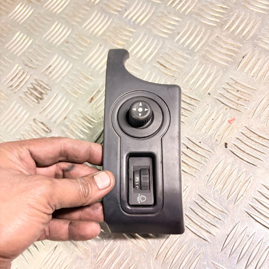 2005 CITROEN BERLINGO WING MIRROR AND HEADLIGHT ADJUSTER SWITCH