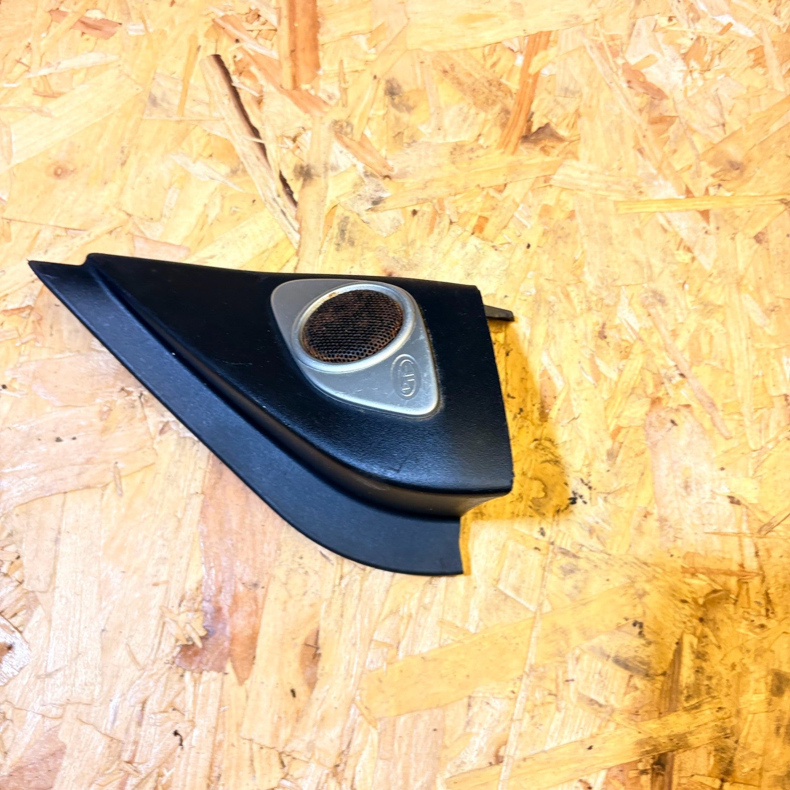 MITSUBISHI OUTLANDER 2007 RIGHT OFFSIDE FRONT DOOR TWEETER SPEAKER & TRIM
