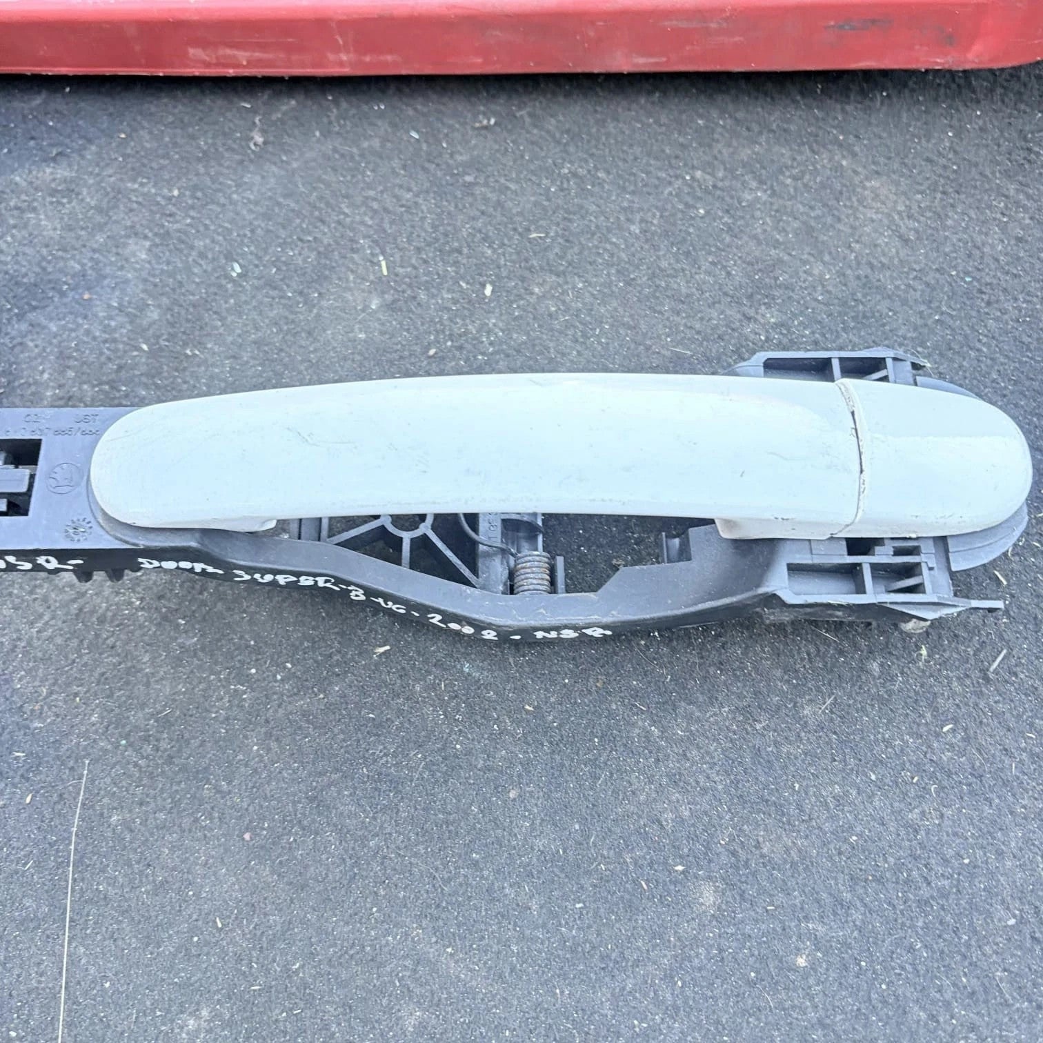 Skoda Superb 2002-2008 NSR Rear Door Handle Mounting Bracket 6Y0837885