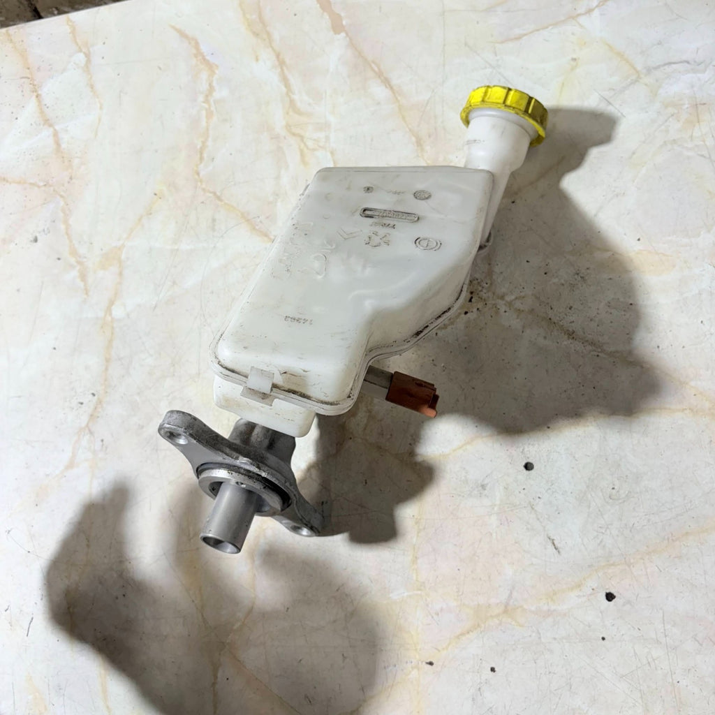 MAIN BRAKE CYLINDER WITH CONTAINER/37069745/FOR CITROËN C4 CACTUS