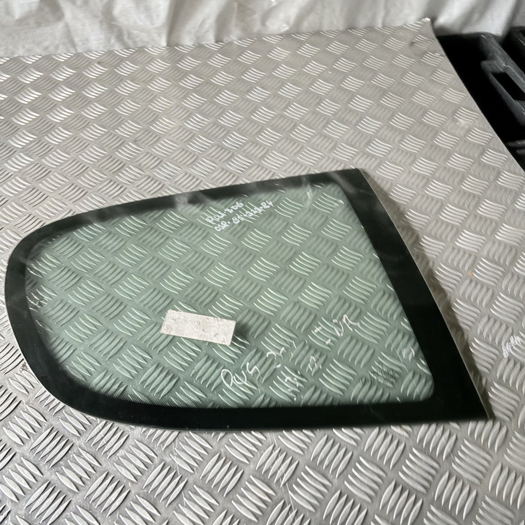 PEUGEOT 306 DRIVERS SIDE REAR WINDOW QUARTER GLASS O/S/R