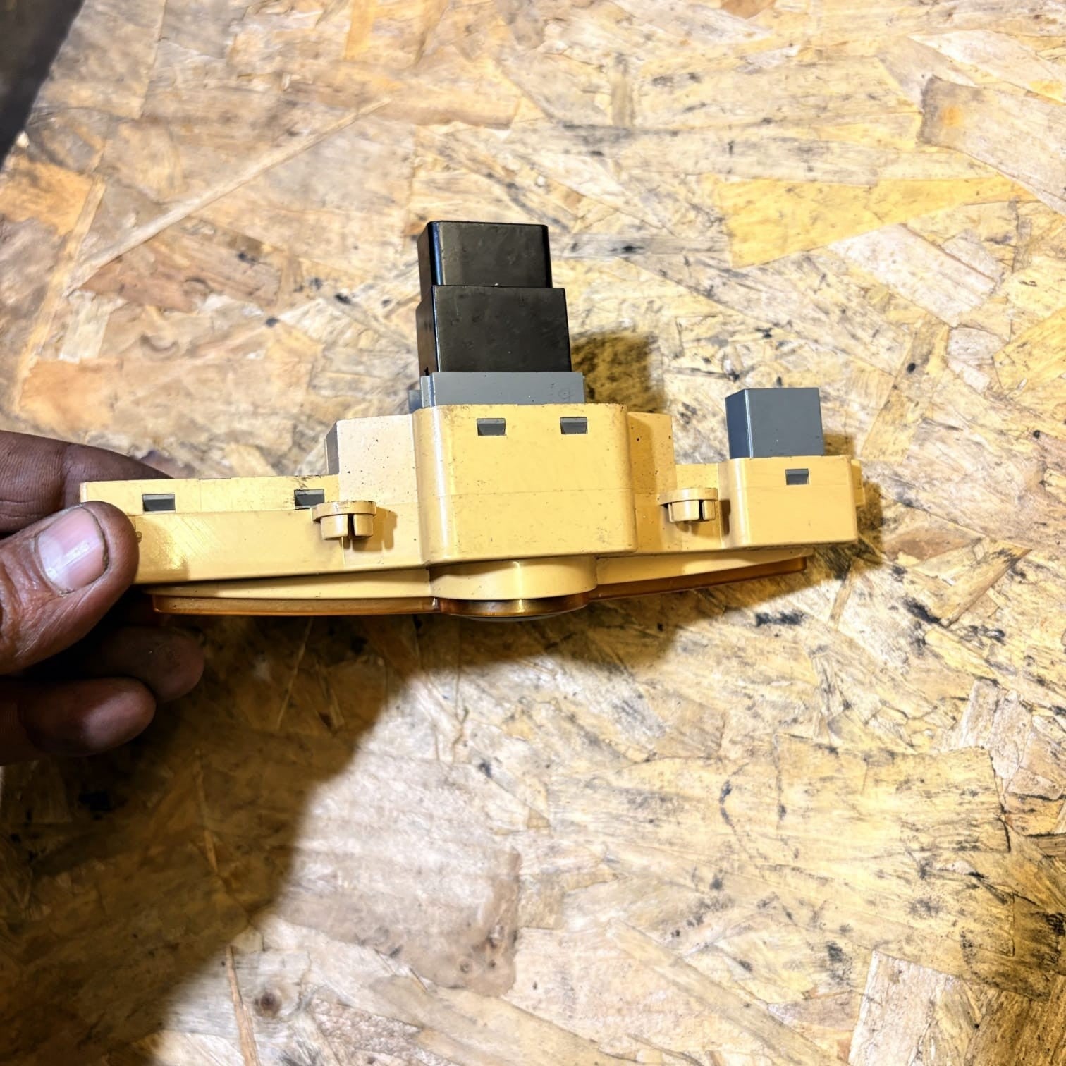 KIA CARENS MK2 HAZARD LIGHT SWITCH 93790-1D000