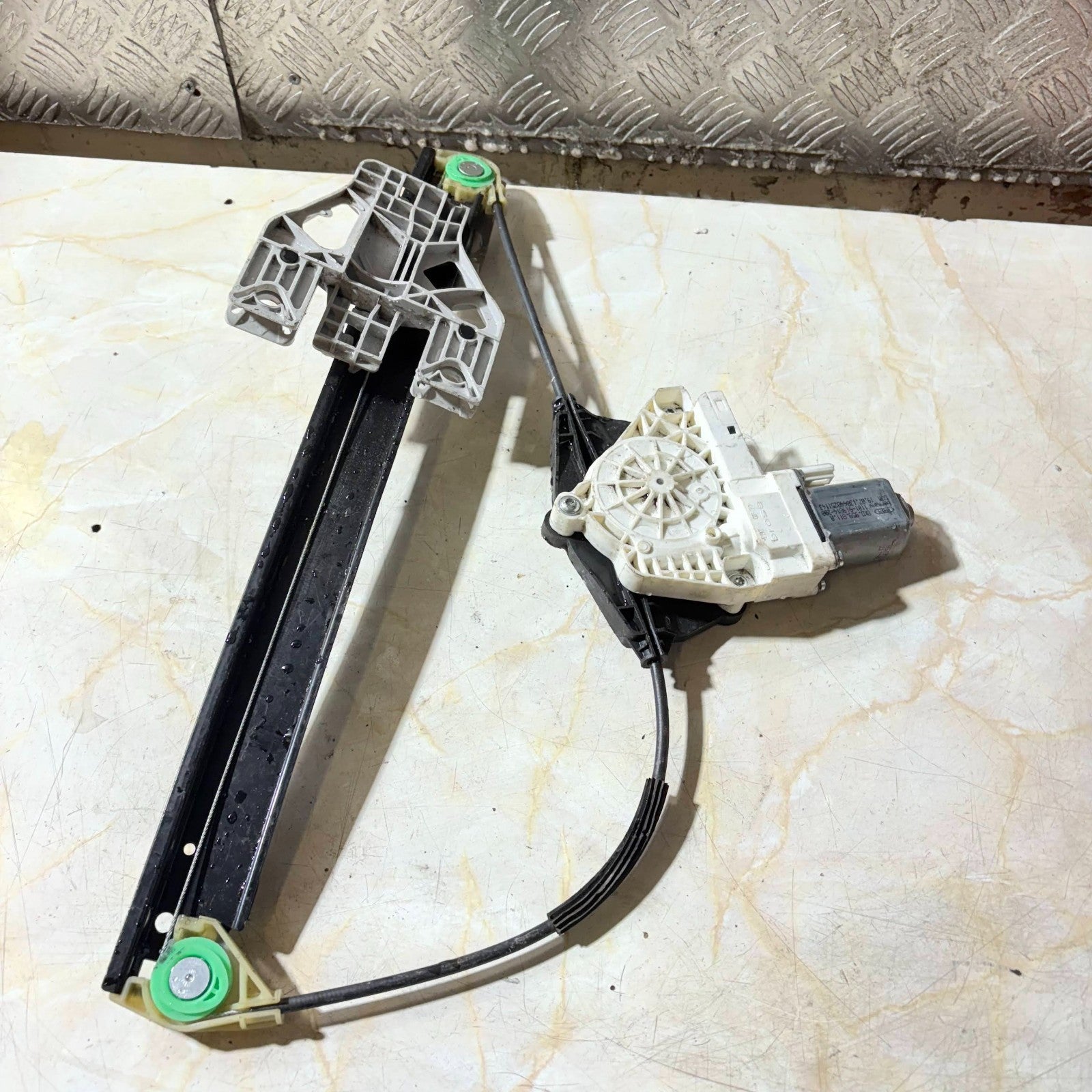 AUDI A4 REAR LEFT PASSENGER SIDE WINDOW REGULATOR 8K0 959 811 A 2014