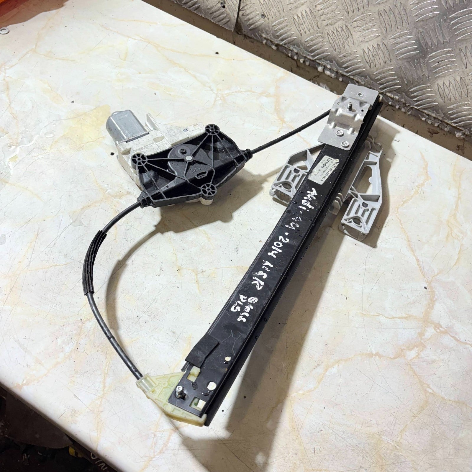 AUDI A4 REAR LEFT PASSENGER SIDE WINDOW REGULATOR 8K0 959 811 A 2014